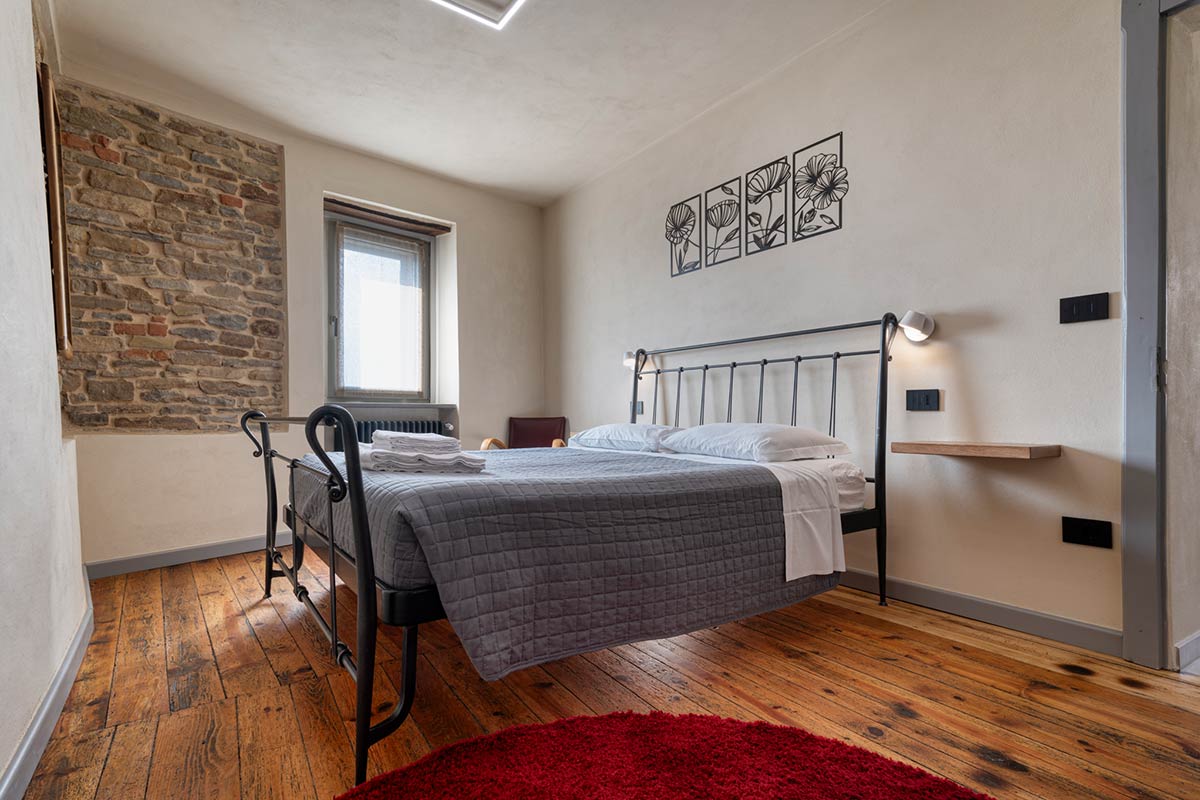 La camera da letto dell'appartamento